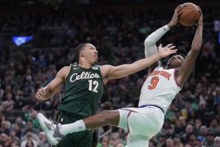 Trileris Bostone: dviejų pratęsimų dramoje – "Knicks" pergalės kalvio rekordas (rezultatai)